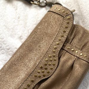 Fossil shoulder clutch